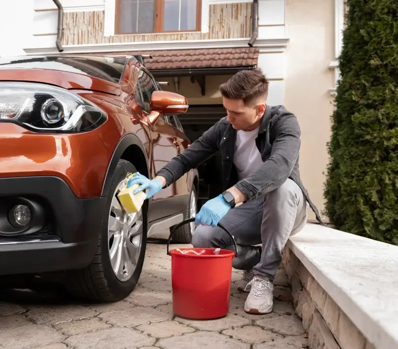 Lavage auto à domicile Rouze : professionnel intervenant sur un véhicule